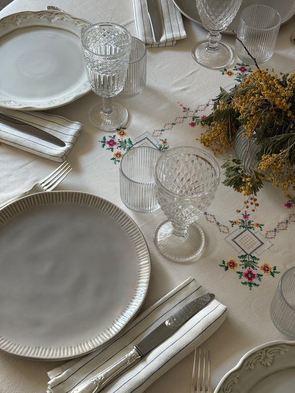 Plato gris con greca en relieve