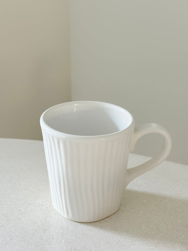 Taza rayas en relieve blanca