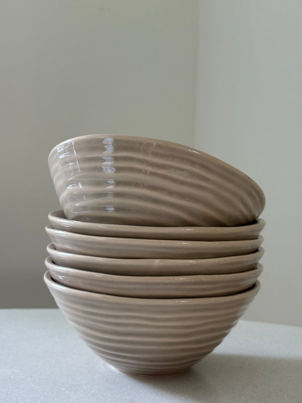 Cuenco rayas en relieve color topo