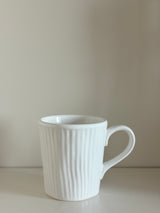 Taza rayas en relieve blanca