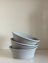 Cuencos grises con rayas en relieve