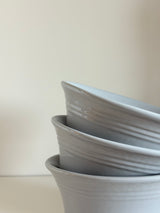 Cuencos grises con rayas en relieve