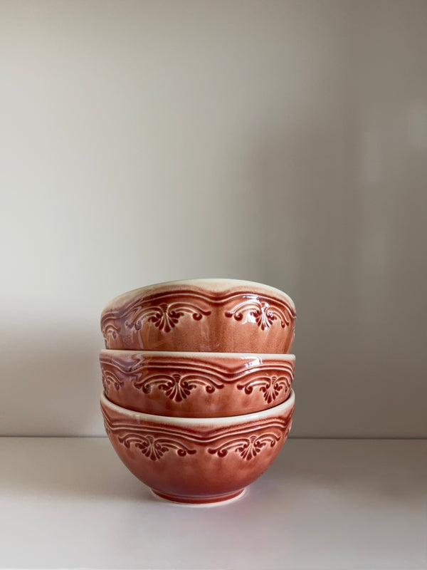 Bowl rojo con detalles en relieve