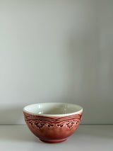 Bowl rojo con detalles en relieve