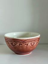 Bowl rojo con detalles en relieve