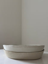 Fuente con ribete en relieve