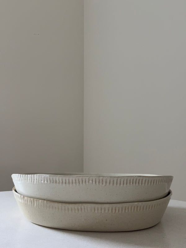 Fuente con ribete en relieve