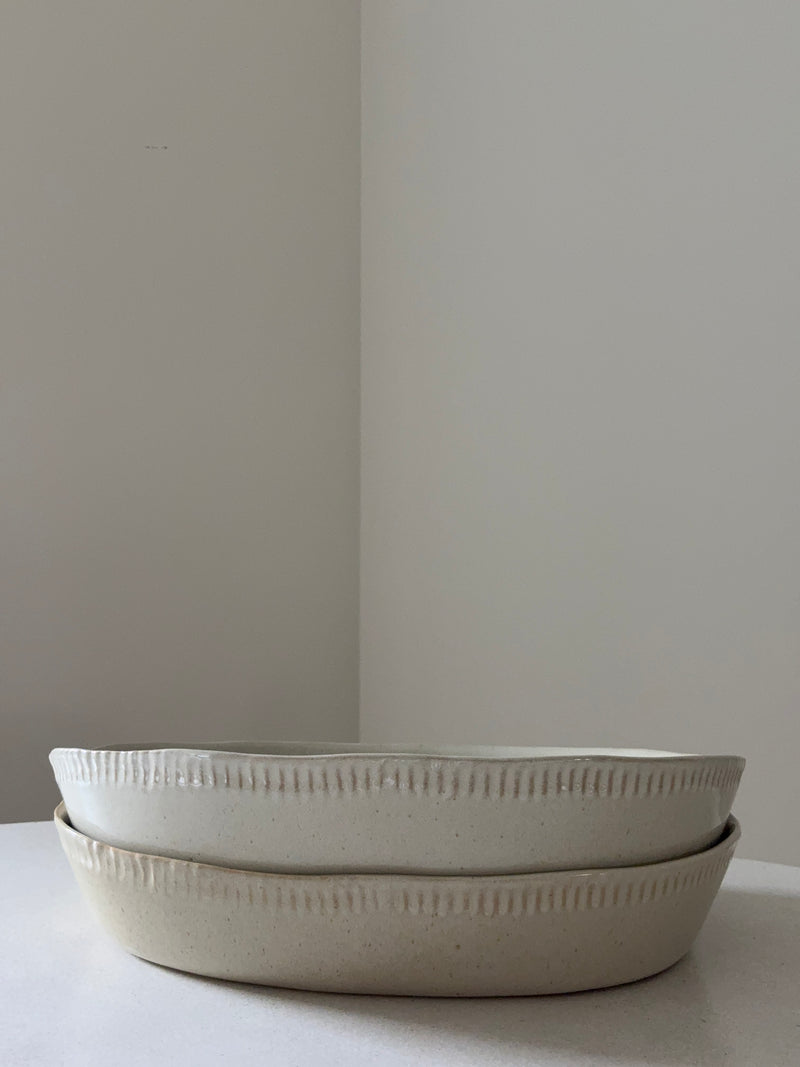 Fuente con ribete en relieve