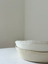 Fuente con ribete en relieve