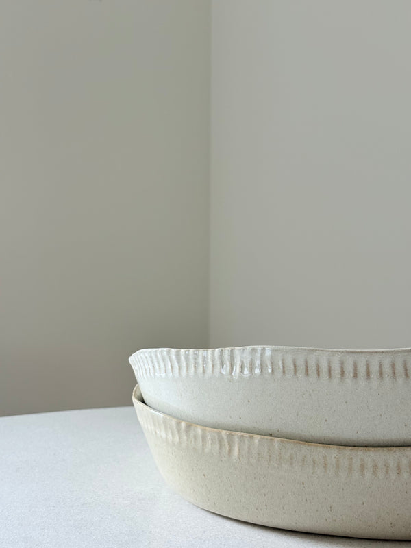 Fuente con ribete en relieve