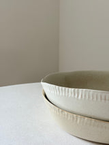 Fuente con ribete en relieve