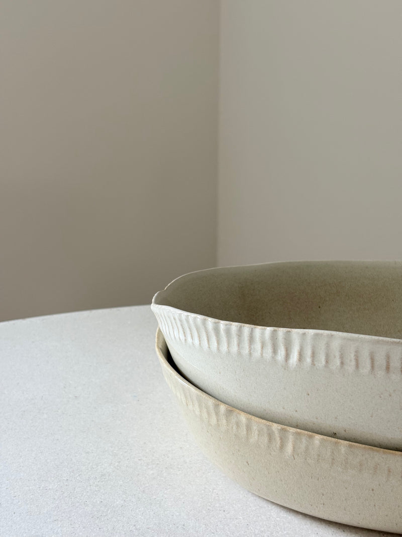 Fuente con ribete en relieve