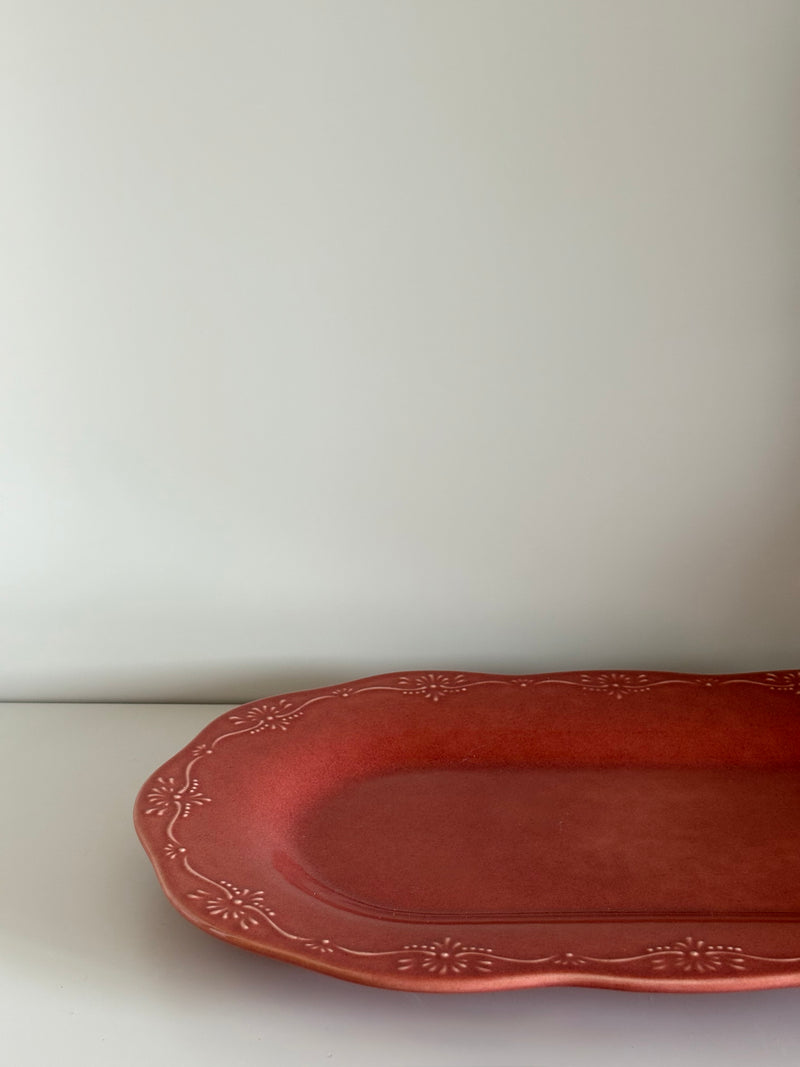 Fuente teja con detalles en relieve