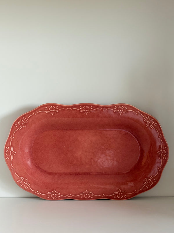 Fuente teja con detalles en relieve