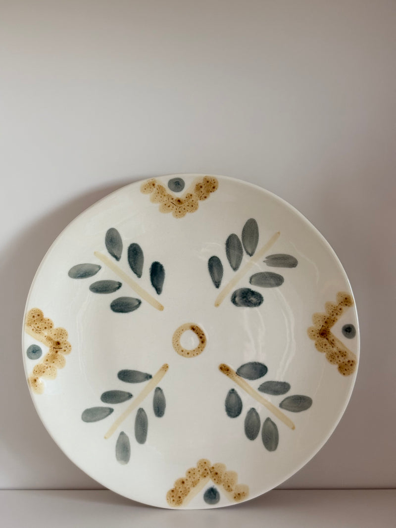 Plato pintado con motivos florales