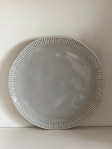 Plato gris con greca en relieve
