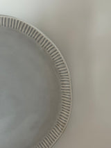 Plato gris con greca en relieve